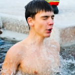 Стало известно, как холодная вода влияет на кожу и организм вообще