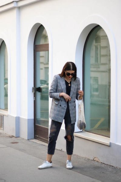 С чем носить джинсы мом – модные образы 2020 С чем носить джинсы мом – модные образы 2020