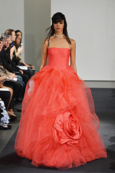 Коралловое платье 2020: с чем носить модные новинки Коралловое платье 2020: с чем носить модные новинки