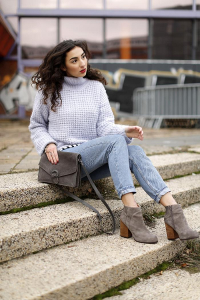 С чем носить джинсы мом – модные образы 2020 С чем носить джинсы мом – модные образы 2020