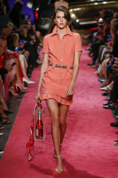 Коралловое платье 2020: с чем носить модные новинки Коралловое платье 2020: с чем носить модные новинки