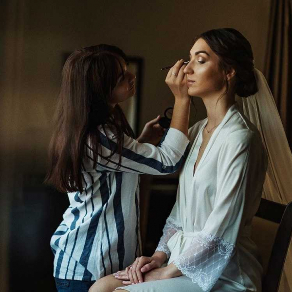 Как стать визажистом, плюсы и минусы профессии