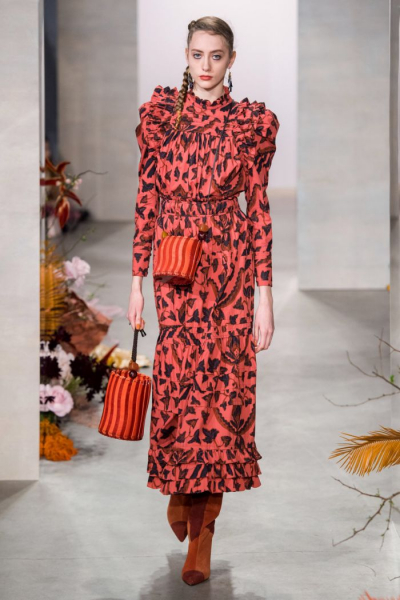 Коралловое платье 2020: с чем носить модные новинки Коралловое платье 2020: с чем носить модные новинки