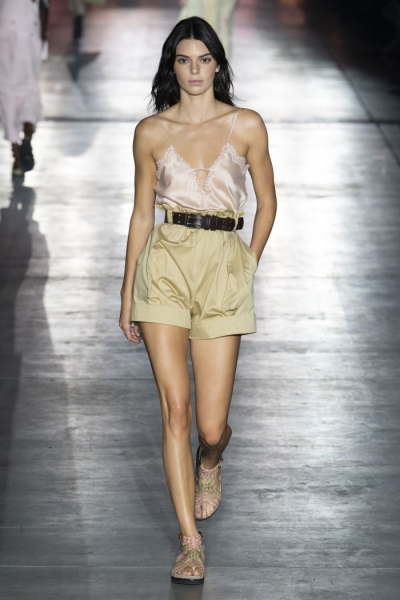 Выбираем модную футболку и топ на лето 2019 Выбираем модную футболку и топ на лето 2019