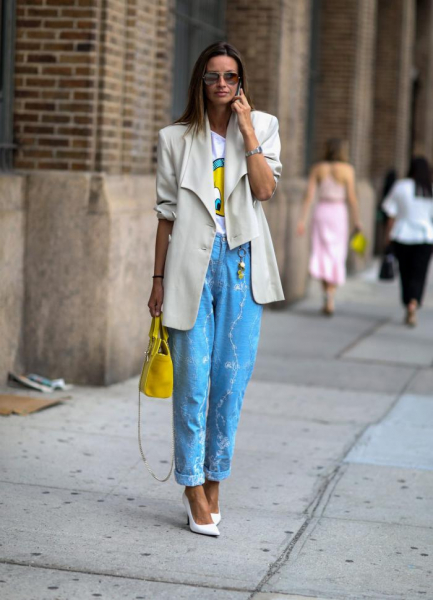 С чем носить джинсы мом – модные образы 2020 С чем носить джинсы мом – модные образы 2020