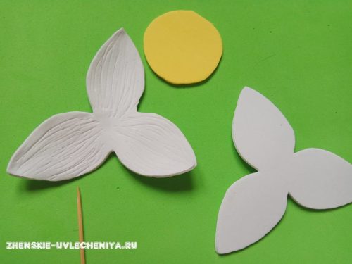 Яркие нарциссы из фоамирана для декора заколки в пошаговом мастер-классе