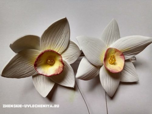 Яркие нарциссы из фоамирана для декора заколки в пошаговом мастер-классе