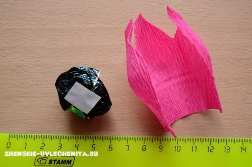 Тюльпаны из гофрированной бумаги с конфетами для букета в пошаговом мастер-классе