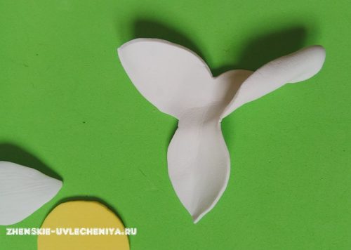 Яркие нарциссы из фоамирана для декора заколки в пошаговом мастер-классе