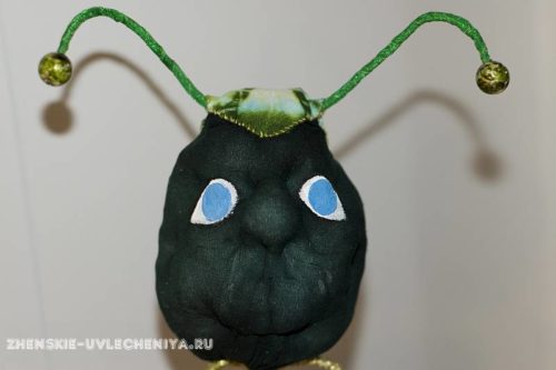 Мастер-класс: игрушка из капронового носка в виде кузнечика