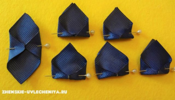 Заколка канзаши из лент для старшеклассниц в сине-белой цветовой гамме