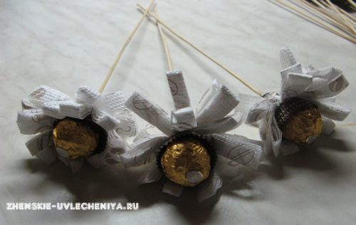 Простой и быстрый букет из конфет и игрушек для пальчикового театра своими руками