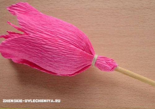 Тюльпаны из гофрированной бумаги с конфетами для букета в пошаговом мастер-классе