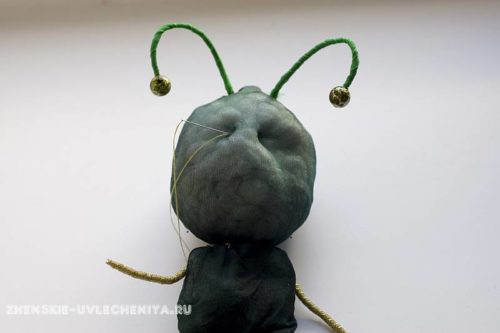 Мастер-класс: игрушка из капронового носка в виде кузнечика
