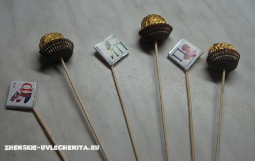 Простой и быстрый букет из конфет и игрушек для пальчикового театра своими руками