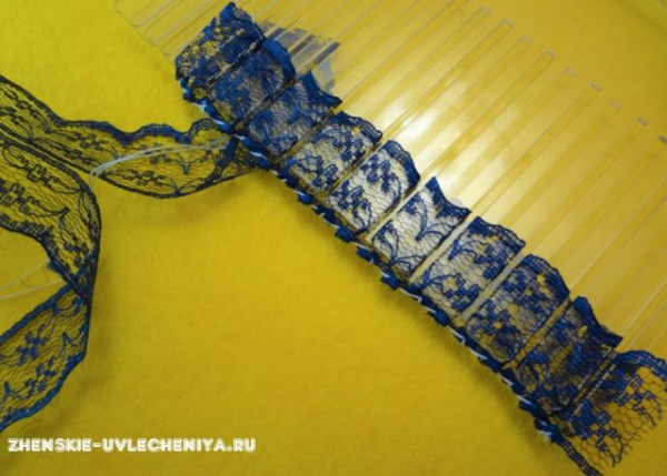 Заколка канзаши из лент для старшеклассниц в сине-белой цветовой гамме