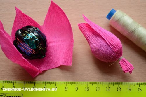 Тюльпаны из гофрированной бумаги с конфетами для букета в пошаговом мастер-классе