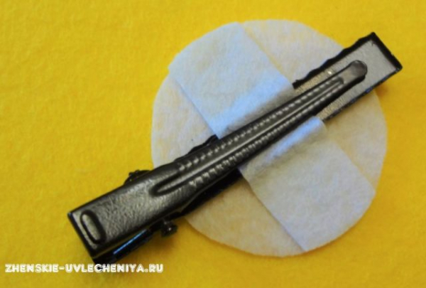 Заколка канзаши из лент для старшеклассниц в сине-белой цветовой гамме