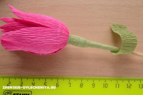 Тюльпаны из гофрированной бумаги с конфетами для букета в пошаговом мастер-классе